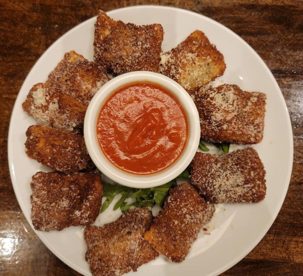 The first toasted ravioli seems to have been made in the 1940s at a restaurant called Angelo Oldani on the Hill